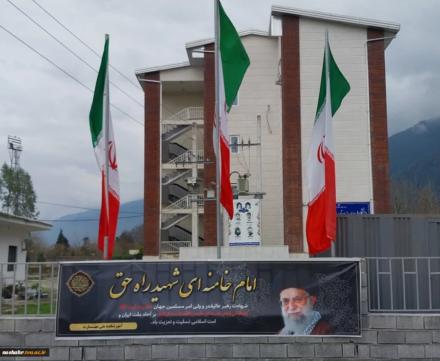 نصب بنر شهادت امام خامنه ای  2